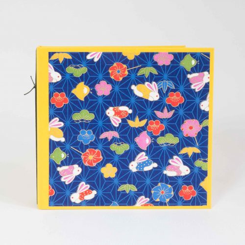 Zeichenbuch oder Notizbuch mit Fadenhaftung, leuchtend gelber Buntpapierbezug und Cover aus Chiyogamipapier mit Hasen und bunten Blüten