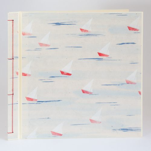 Helles Album mit Segelbootmuster in rot, weiss, blau.