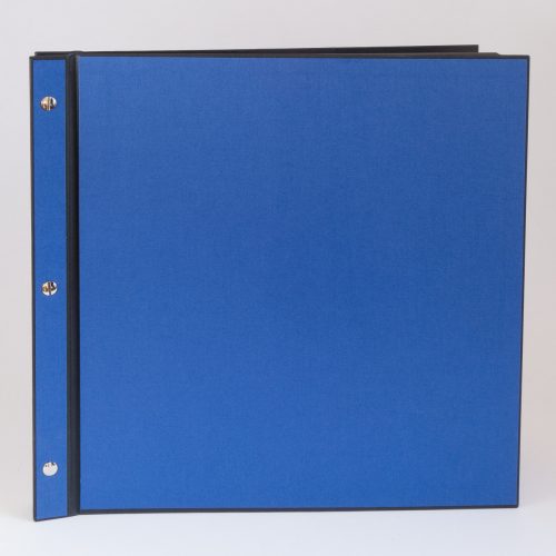 Blaues Fotoalbum mit geschraubtem Rücken und schwarzen Fotoseiten.