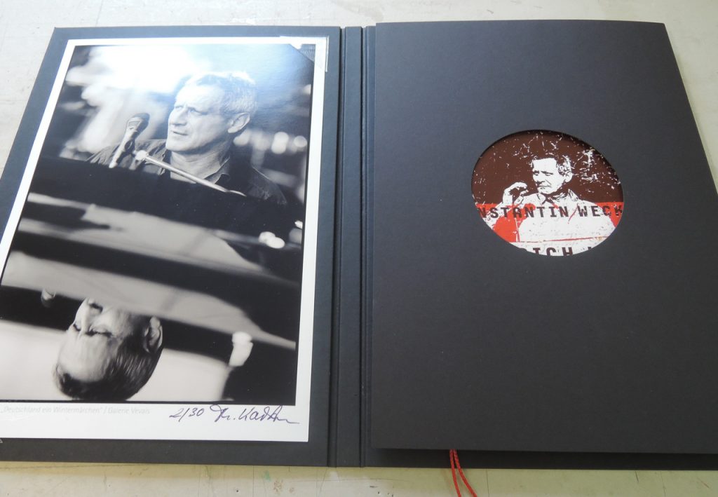 Geöffneter CD-Einband mit einliegenden CD und einer von Thomas Karsten signierten und nummerierten Fotografie