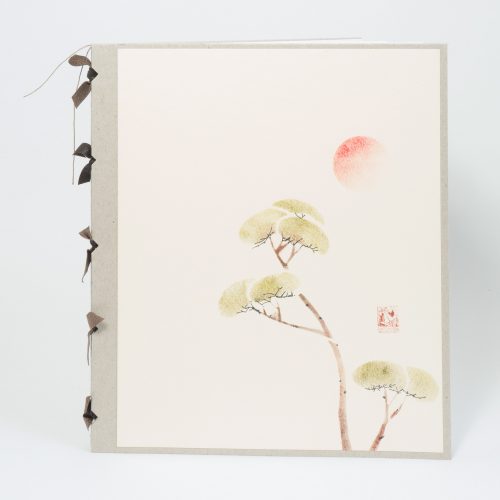 Skizzenbuch oder Notizbuch mit Einband aus Pappe und Cover aus Büttenpapier mit Schablonendruck, asiatisches Motiv. Fadenheftung mit Lederakzenten am Buchrücken.